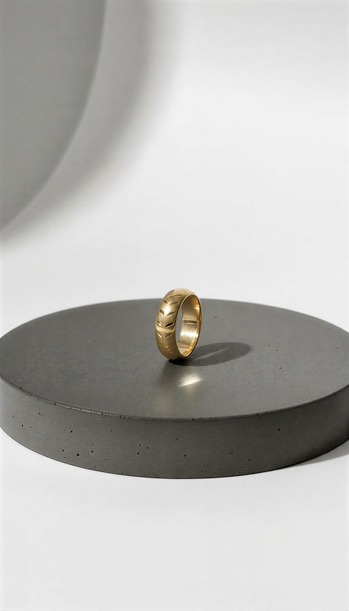 Premium Engraved Metallic Band Ring – Stylish Patterned Fashion Ring .