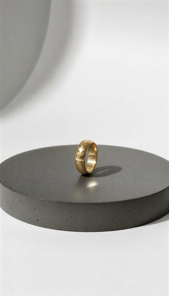 Premium Engraved Metallic Band Ring – Stylish Patterned Fashion Ring .