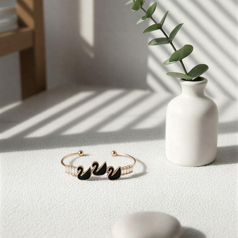 Eternal Heart & Pearl Charm Bangle – Elegant Open-Cuff Edition