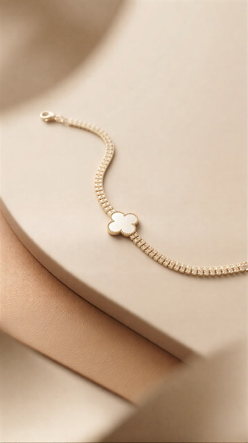 Minimalist Clover Charm Tennis Bracelet – Delicate Single-Strand Design with Mother of Pearl Finish