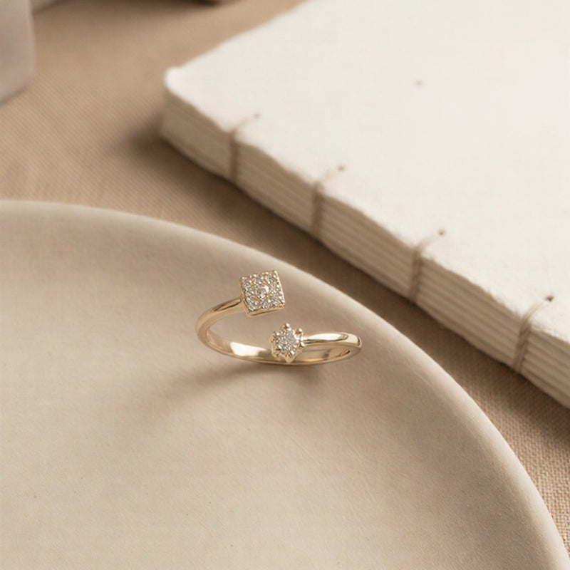 The Dual-Lustre Anthology: Auric Enamel Clover Suites & Celestial Argent Solitaires