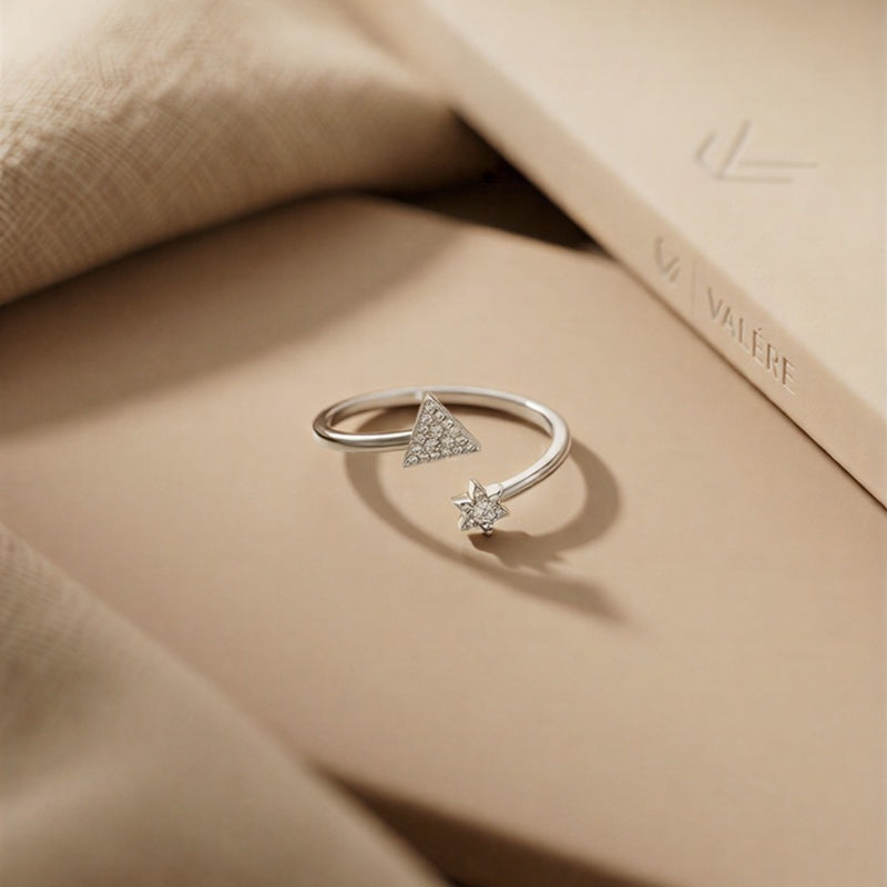 The Dual-Lustre Anthology: Auric Enamel Clover Suites & Bimetallic Geometric Solitaires