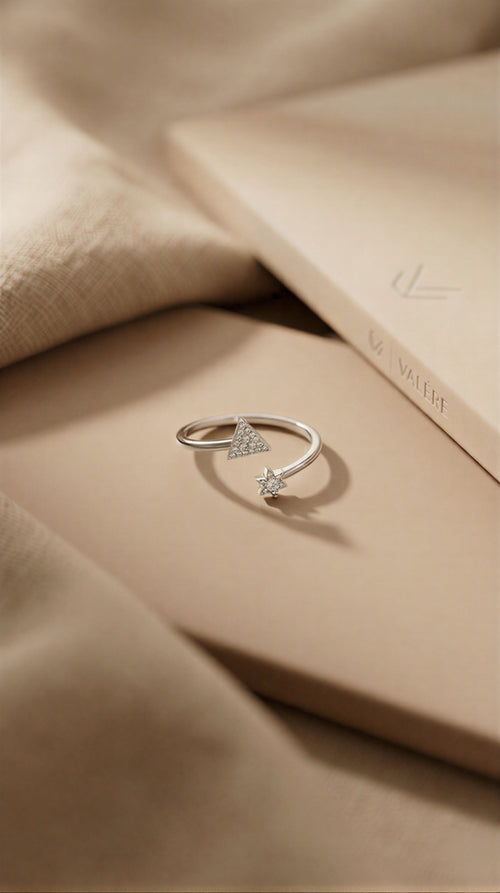 The Dual-Lustre Anthology: Auric Enamel Clover Suites & Bimetallic Geometric Solitaires